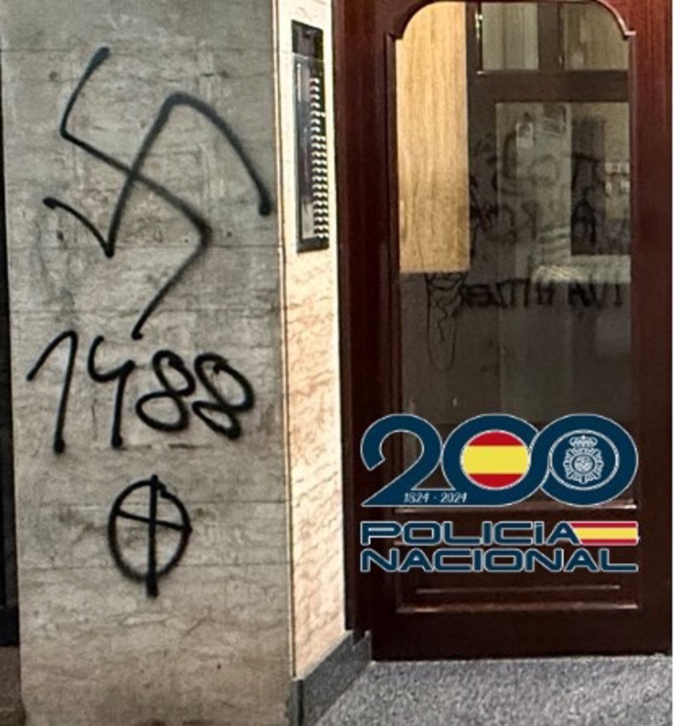 Pintadas nazis en un portal de Gijón.