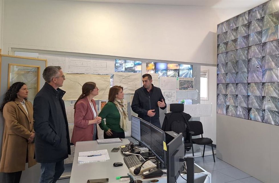 La delegada del Gobierno en Asturias, Adriana Lastra, visita el centro de control de San Miguel de Arroes, en Gijón.