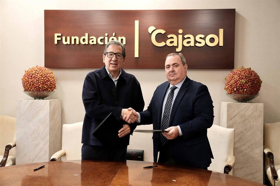 El presidente de Cajasol y su homólogo en el Real Club de Tenis Betis formalizan el acuerdo de colaboración.