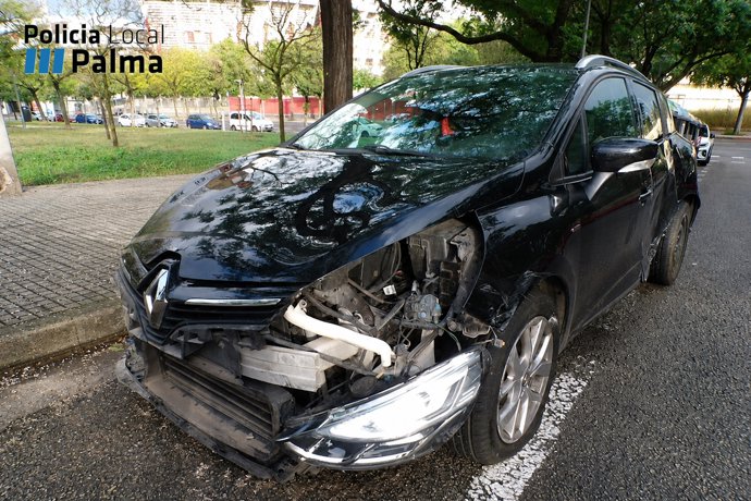 Uno de los coches implicados en el accidente. 