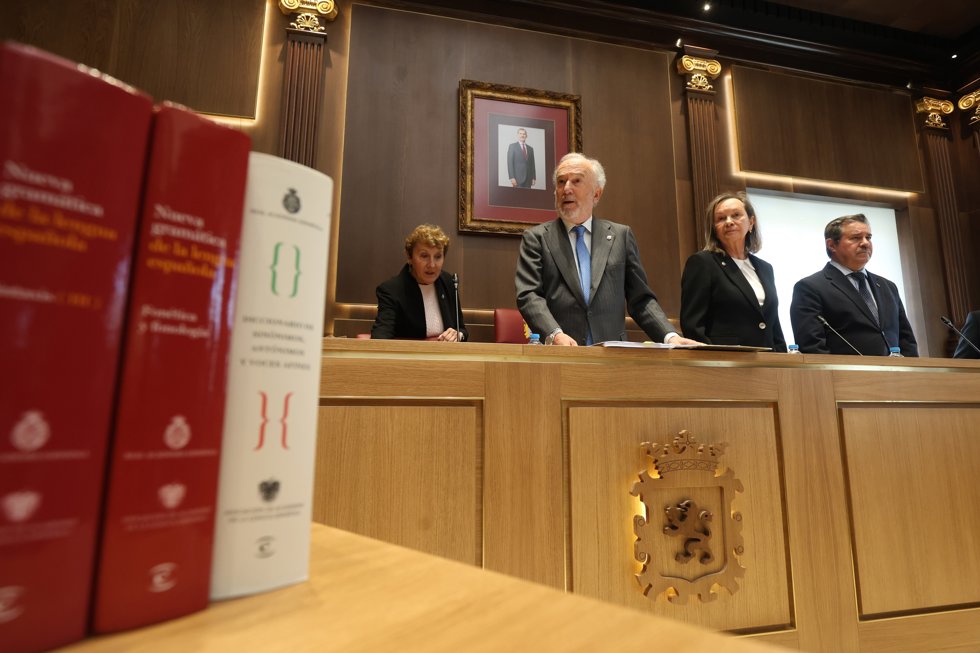 El director de la RAE, Santiago Muñoz Machado (c), durante la celebración de un pleno extraordinario de la Real Academia Española, en el Salón de Plenos del Ayuntamiento de San Marcelo, a 14 de mayo de 2026, en León, Castilla y León (España).