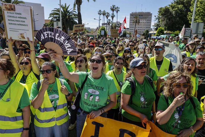 Protesta del sector educatiu enfront de la Conselleria d'Educació, Cultura i Universitats, a 14 de maig del 2026, a València, Comunitat Valenciana (Espanya).
