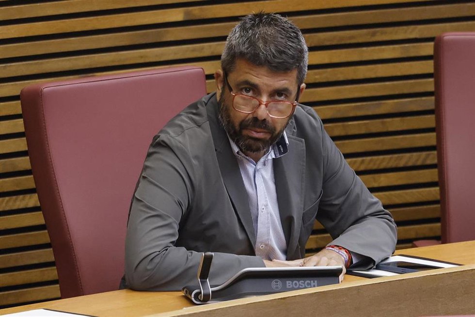 Archivo - El diputado y expresident, Carlos Mazón, durante una sesión de control, en Les Corts Valencianes, a 1 de abril de 2026
