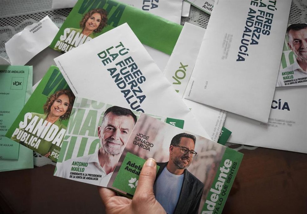 El voto electoral de las cinco candidaturas que compiten por la presidencia de la Junta de Andalucía en las elecciones del 17M llegan por correo a los hogares andaluces. 