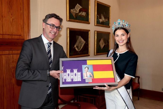 El vicepresidente y portavoz del Govern, Antoni Costa, con la ganadora de Miss World Spain 2026, Elisabeth Reynés.