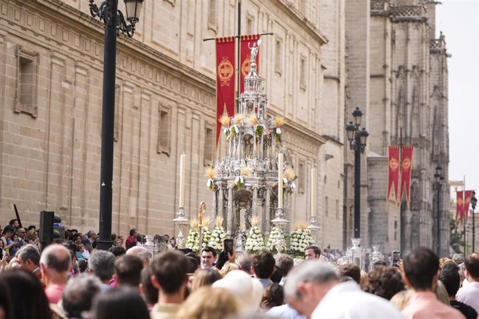Archivo - Procesión del Corpus Christi del pasado año, con la Custodia de Arfe al paso por la Avenida de la Constitución.