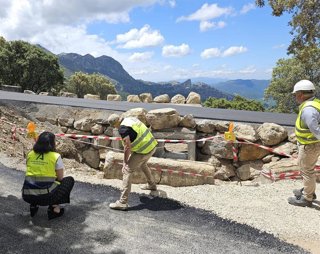 Obras de asfaltado en la carretera A-372, que enlaza Benamahoma y Grazalema, en la Sierra de Cádiz.