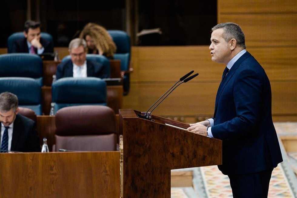 El consejero de Vivienda de la Comunidad de Madrid, Jorge Rodrigo, interviene durante una sesión plenaria en la Asamblea de Madrid, a 14 de mayo de 2026, en Madrid (España).