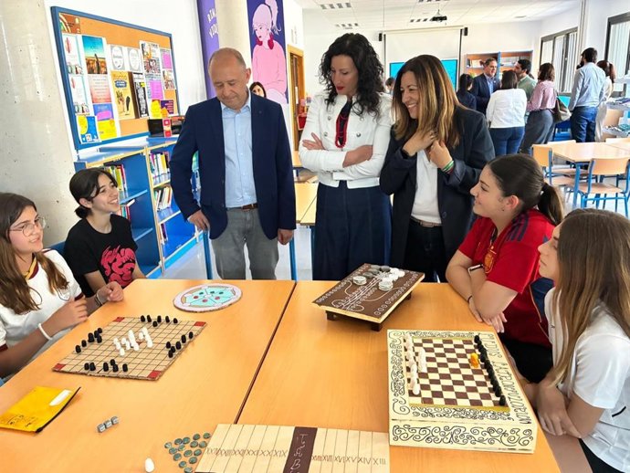 La consejera andaluza de Desarrollo Educativo, María del Carmen Castillo, visita junto con la alcaldesa de Almería, María del Mar Vázquez, el IES Retamar de Almería.