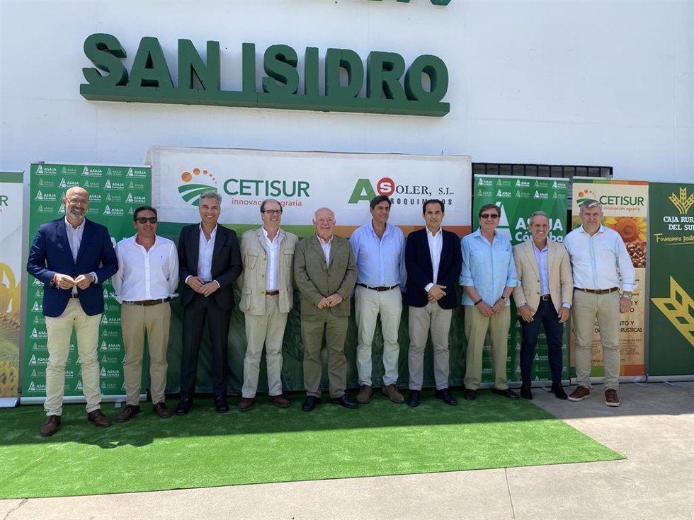Nieto (4º dcha.), junto al resto de autoridades y responsables del sector agrario en el acto celebrado en Córdoba en honor al patrón del campo, San Isidro Labrador.
