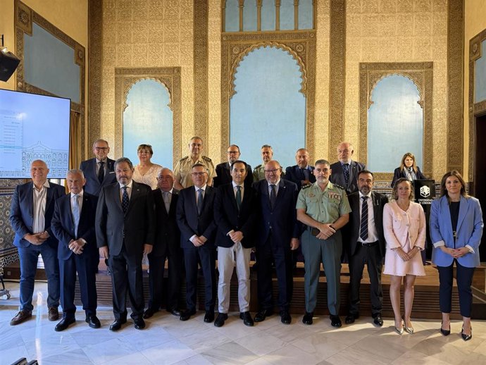 Nieto (centro), en una foto de familia del acto de entrega de los Premios de la Asociación de Veteranos de la Guardia Civil de Córdoba.