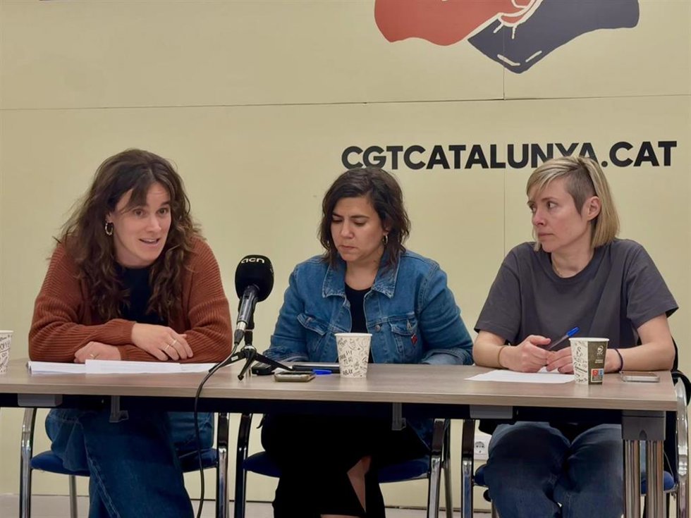 La abogada Mireia Salazar, la secretaria general de CGT, Laura Gené, y la abogada Mireia Bazaga, en rueda de prensa este jueves por la tarde en la sede de la CGT en Barcelona