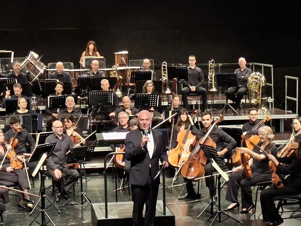 Más de 600 personas asisten un concierto humorístico presentado por Agustín 'El Casta' en Manacor.