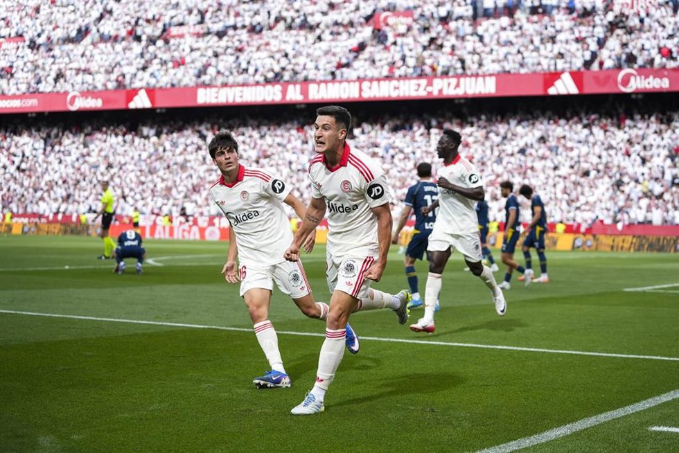 El jugador del Sevilla FC Castrín celebrando un gol.