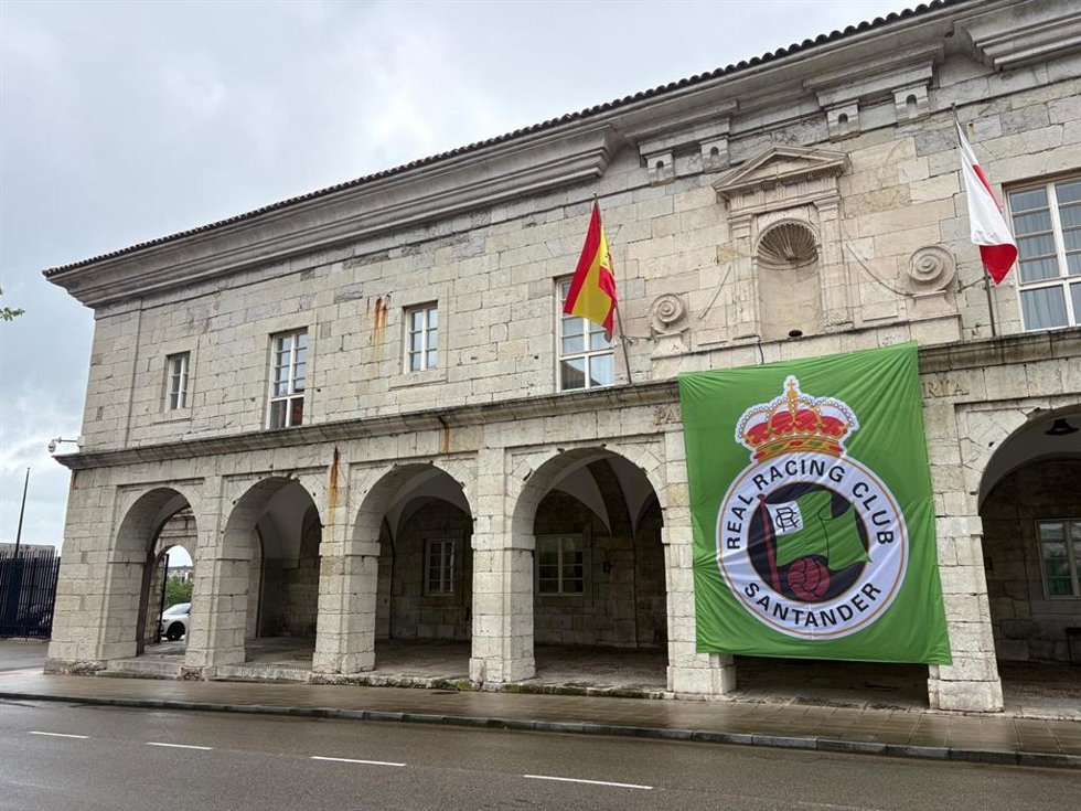 El Parlamento de Cantabria muestra su apoyo al Racing con una gran bandera en su fachada