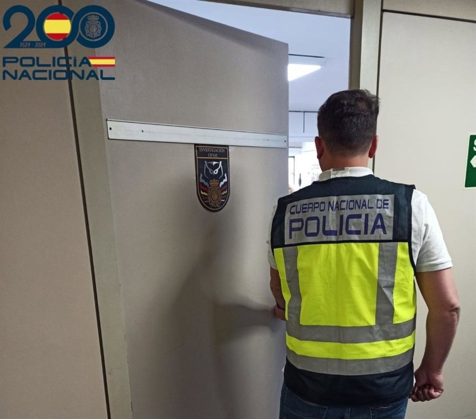 Un agente de la Unidad de Atención a la Familia y Mujer de la Policía Nacional.