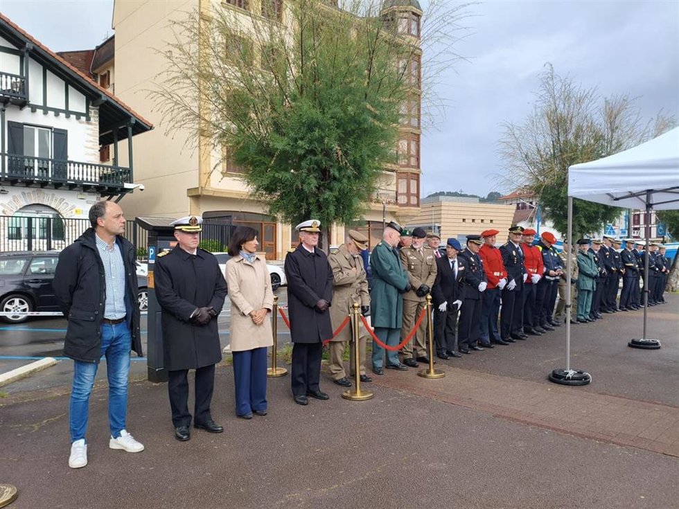 La Armada recuerda en Hondarribia (Gipuzkoa) al cabo Juan Flores Villar en el 42 aniversario de su asesinato