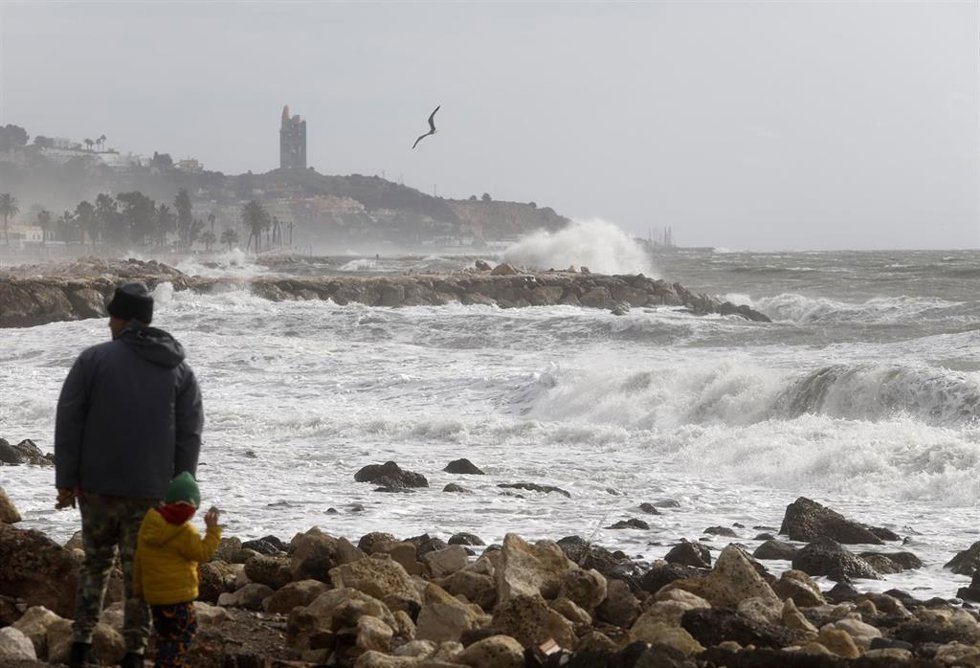 Archivo - Varias en la playa de la Malagueta donde el temporal con vientos de 70 km/h y el litoral malagueño registra olas de tres metros, a 10 de febrero de 2023 en Málaga (Andalucía, España). (Imagen de archivo)