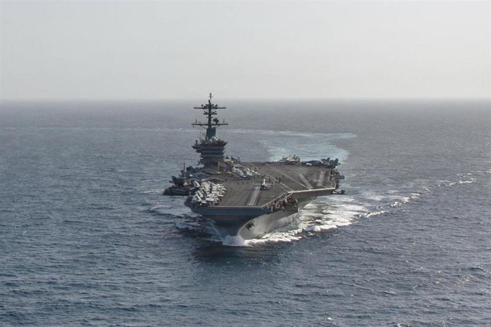 El portaaviones Abraham Lincoln, de la Armada de Estados Unidos, operando en el mar Arábigo