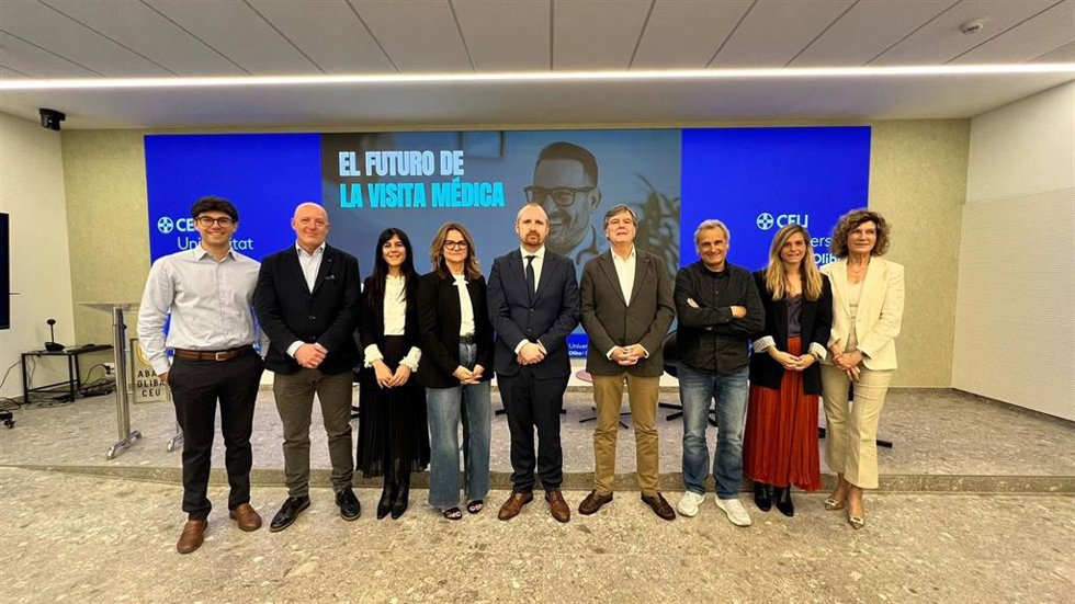 Foto de familia de la presentación del informe.