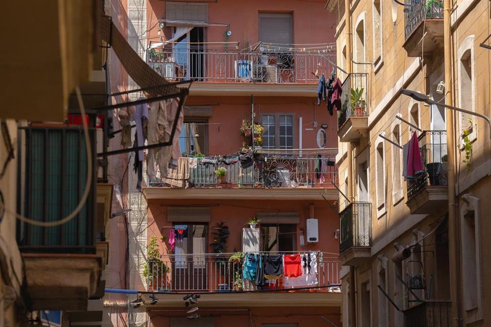 Archivo - La oferta de vivienda en venta cae un 10% interanual en el primer trimestre de 2026, según Idealista.