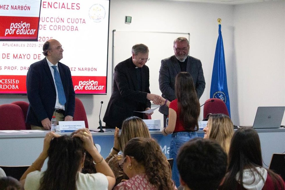 El deán del Cabildo, Joaquín Alberto Nieva (al fondo, centro), hace entrega de una de las becas.