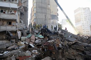 Los servicios de emergencia trabajando en la zona de los últimos ataques de Rusia sobre Kiev.