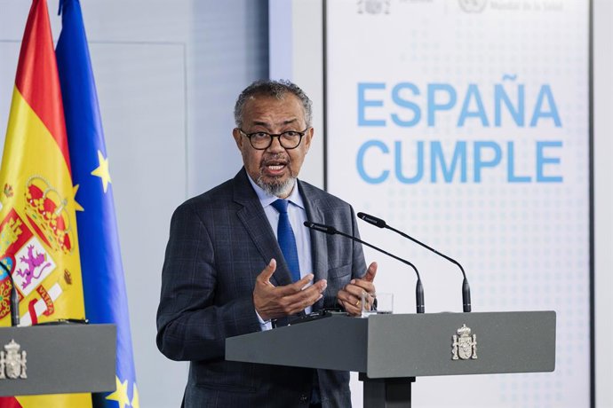 O diretor-geral da Organização Mundial da Saúde (OMS), Tedros Adhanom, durante uma coletiva de imprensa com o presidente do Governo, Pedro Sánchez, no Palácio da Moncloa, em 12 de maio de 2026, em Madri (Espanha). O encontro tem como objetivo