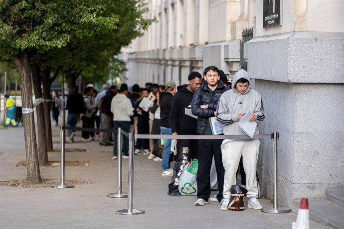 Varias personas hacen cola para conseguir el certificado de vulnerabilidad en una Oficina de Asistencia en Materia de Registro, a 22 de abril de 2026, en Madrid (España).