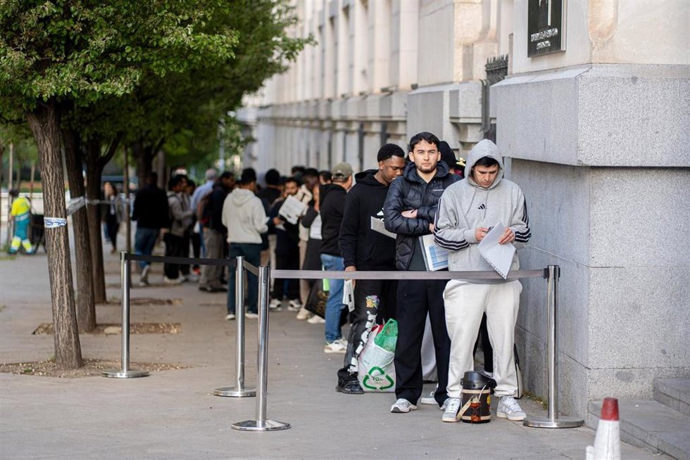 Varias personas hacen cola para conseguir el certificado de vulnerabilidad en una Oficina de Asistencia en Materia de Registro, a 22 de abril de 2026, en Madrid (España).