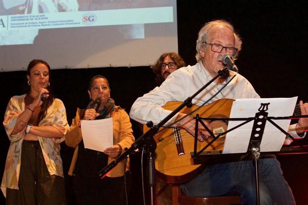 La Comisión Cívica de Alicante conmemora 50 años con un homenaje al cantautor Adolfo Celdrán