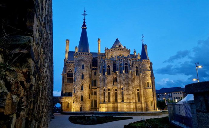 El Palacio de Gaudí de Astorga (León) estrenará mañana iluminación nocturna con música en directo en torno a la figura, la espiritualidad y el legado artístico de Antonio Gaudí.