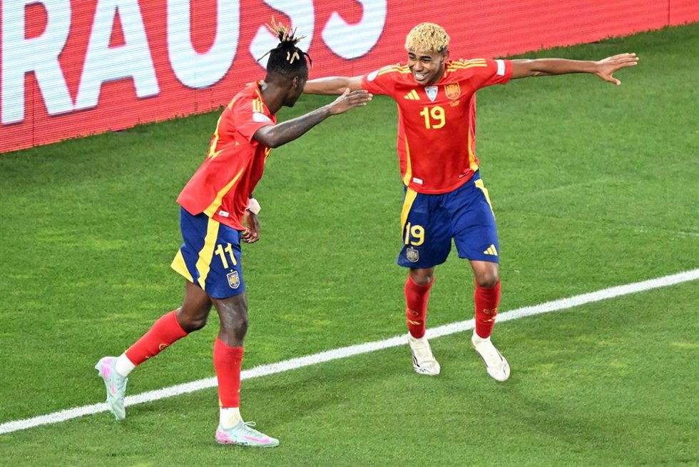 Archivo - Los jugadores de la selección española Lamine Yamal y Nico Williams celebrando un gol.