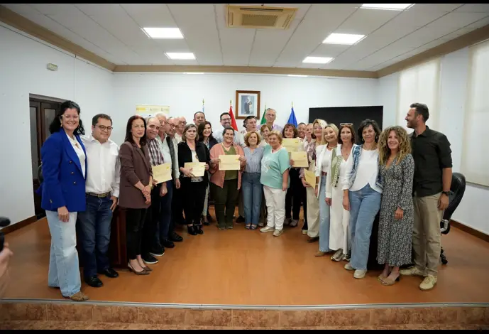 La consejera de Empleo, Empresa y Trabajo Autónomo de la Junta de Andalucía, Rocío Blanco, junto al alcalde de Sierra Yeguas, Miguel Ángel Sánchez, posa en una foto de familia tras el acto de clausura y entrega de diplomas a los alumnos del curso del Prog