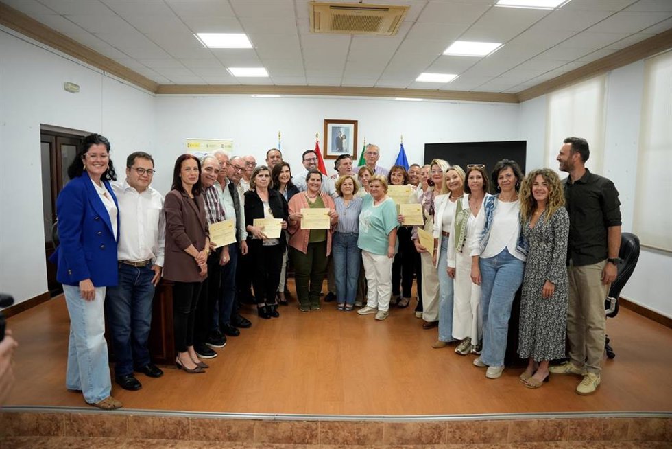 La consejera de Empleo, Empresa y Trabajo Autónomo de la Junta de Andalucía, Rocío Blanco, junto al alcalde de Sierra Yeguas, Miguel Ángel Sánchez, posa en una foto de familia tras el acto de clausura y entrega de diplomas a los alumnos del curso del Prog