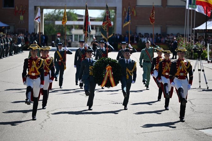 149 Hombres Y 93 Mujeres Guardias Civiles Juran Bandera En El Colegio Duque De Ahumada De Valdemoro.