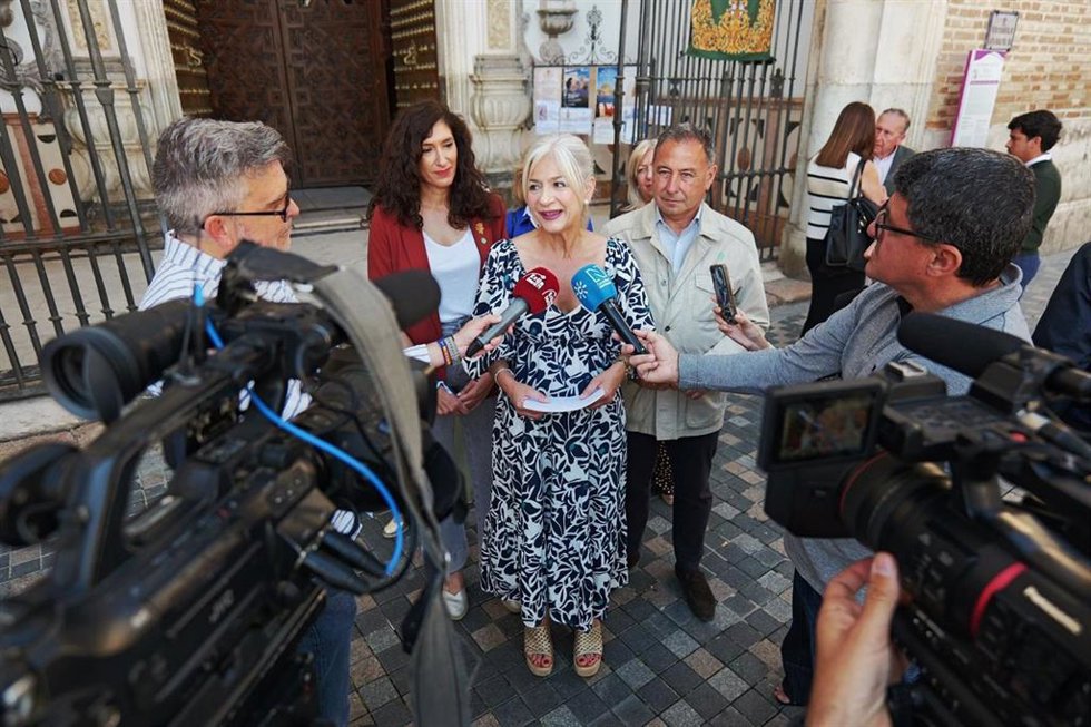 La candidata del PP por la provincia de Sevilla, Patricia del Pozo, durante su visita a Écija.