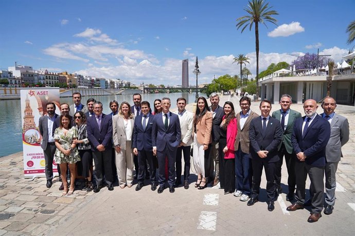 Foto de familia de la nueva Junta directiva de ASET.