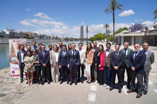 Foto de familia de la nueva Junta directiva de ASET.