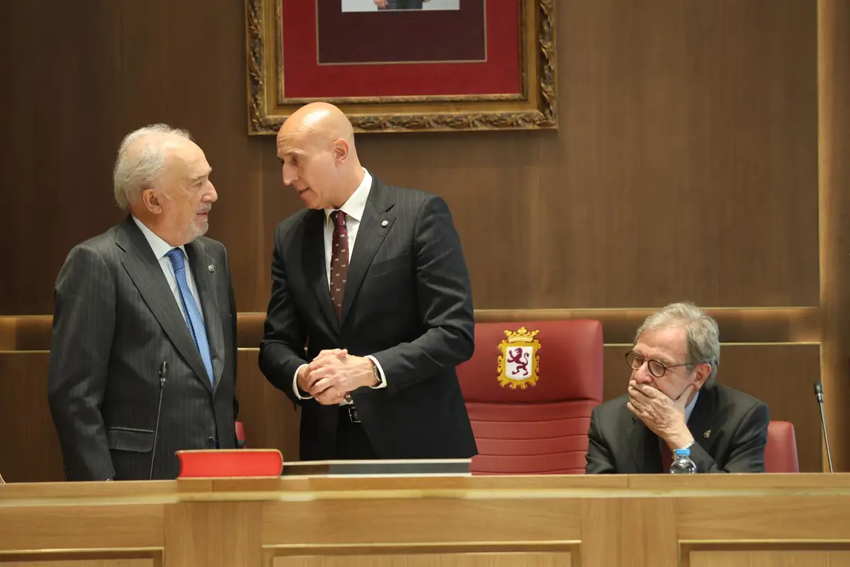 El alcalde de León, José Antonio Diez, y el director de la RAE, Santiago Muñoz Machado.