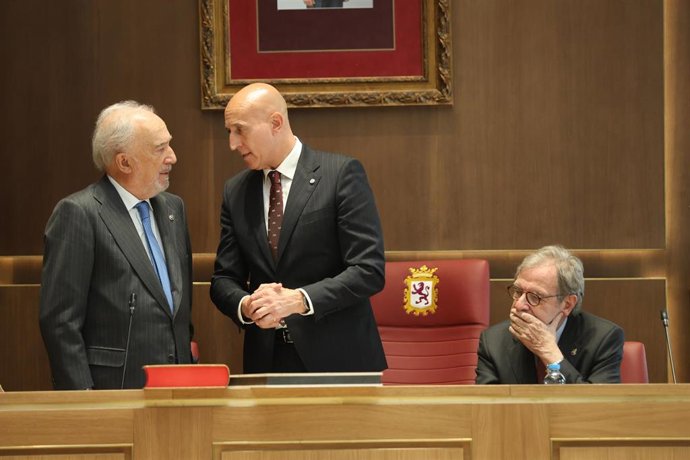 El alcalde de León, José Antonio Diez (c), y el director de la RAE, Santiago Muñoz Machado (d), durante la celebración de un pleno extraordinario de la Real Academia Española, en el Salón de Plenos del Ayuntamiento de San Marcelo, a 14 de mayo de 2026.