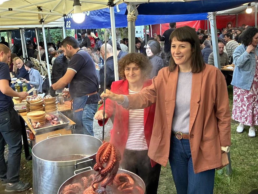 La alcaldesa de Santiago, Goretti Sanmartín, junto a la líder del BNG, Ana Pontón