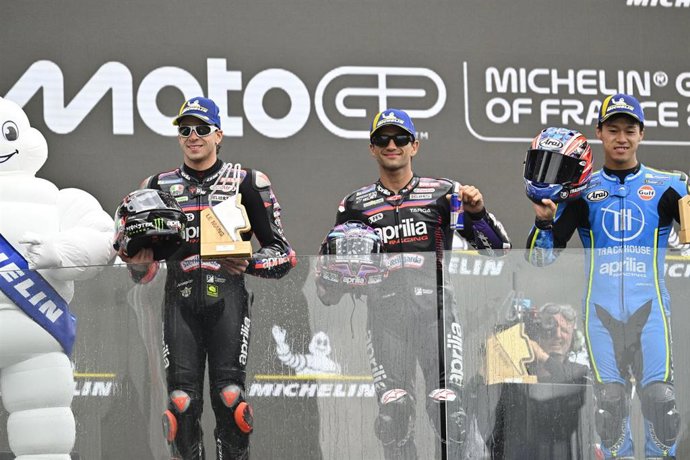 Jorge Martín (Aprilia), vencedor del Gran Premio de Francia de MotoGP, posa en el podio junto a Marco Bezzecchi (Aprilia) y Ai Ogura (Trackhouse Aprilia) en el circuito Bugatti de Le Mans (Francia)