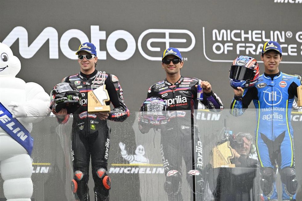 Jorge Martín (Aprilia), vencedor del Gran Premio de Francia de MotoGP, posa en el podio junto a Marco Bezzecchi (Aprilia) y Ai Ogura (Trackhouse Aprilia) en el circuito Bugatti de Le Mans (Francia)