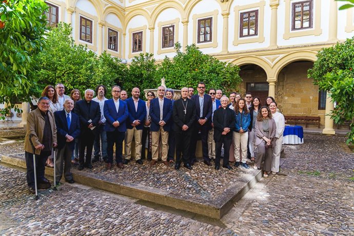 El obispo de Cordoba, Jesús Fernández, con los periodistas de Córdoba.