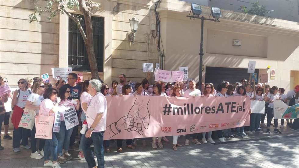 Concentración de las auxiliares técnicos educativos frente al Parlament.