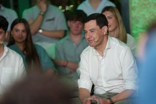 El presidente de la Junta de Andalucía y candidato del PP a la reelección, Juanma Moreno (c), durante su intervención en el acto electoral. A 14 de mayo de 2026 en Córdoba, Andalucía (España). ha participado este miércoles en un acto sobre Universidad y F
