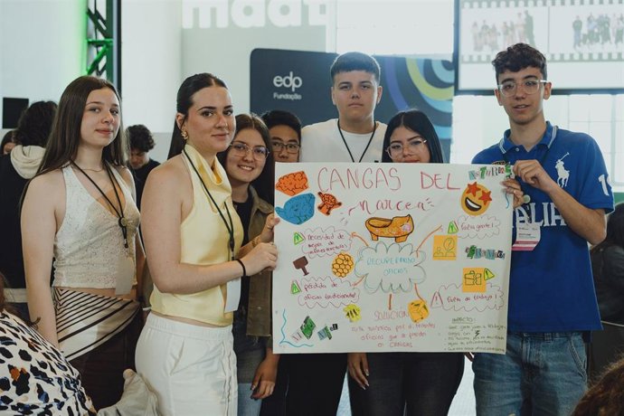Estudiantes del IES Cangas del Narcea presentando su propuesta en Lisboa.