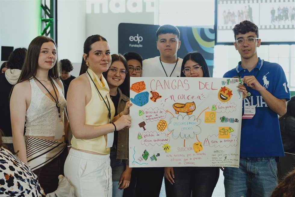 Estudiantes del IES Cangas del Narcea presentando su propuesta en Lisboa.