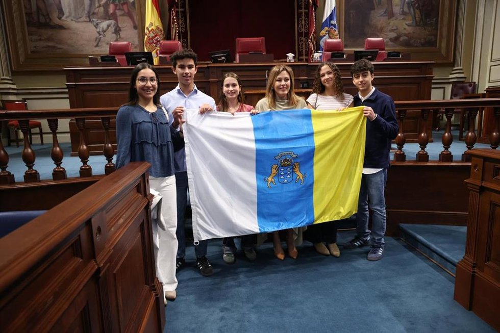 La presidenta del Parlamento, Astrid Pérez, junto los cinco estudiantes canarios seleccionados para la Ruta Quetzal 2026
